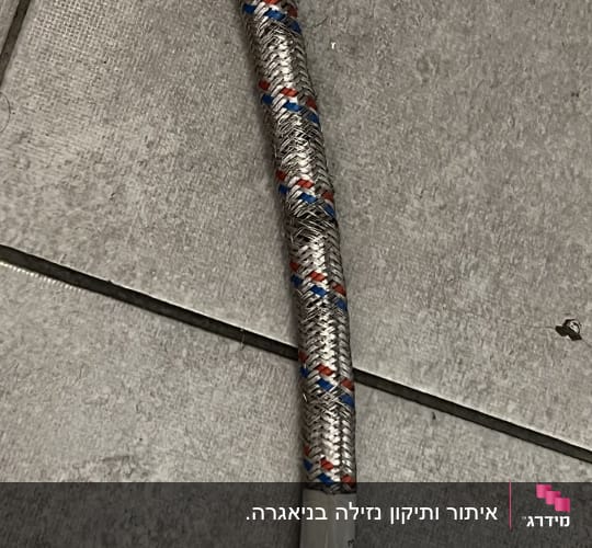 צינור מתכת קלוע עם חיבור הברגה